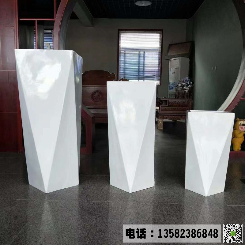 曲阳玻璃钢雕塑加工厂 白色玻璃钢花盆造型图片价格 几何玻璃钢花盆装饰摆放